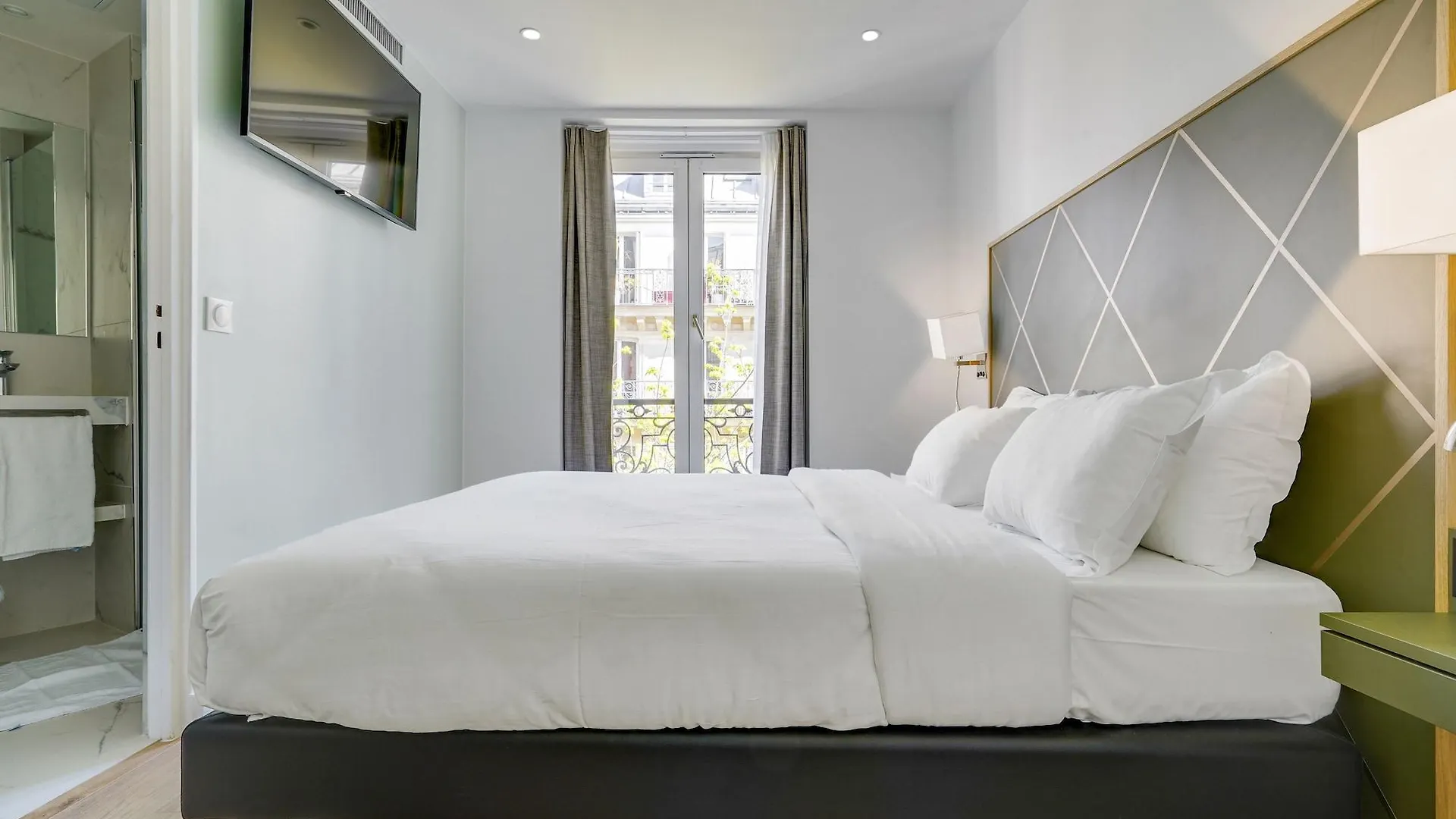 B Square Hotel 3*